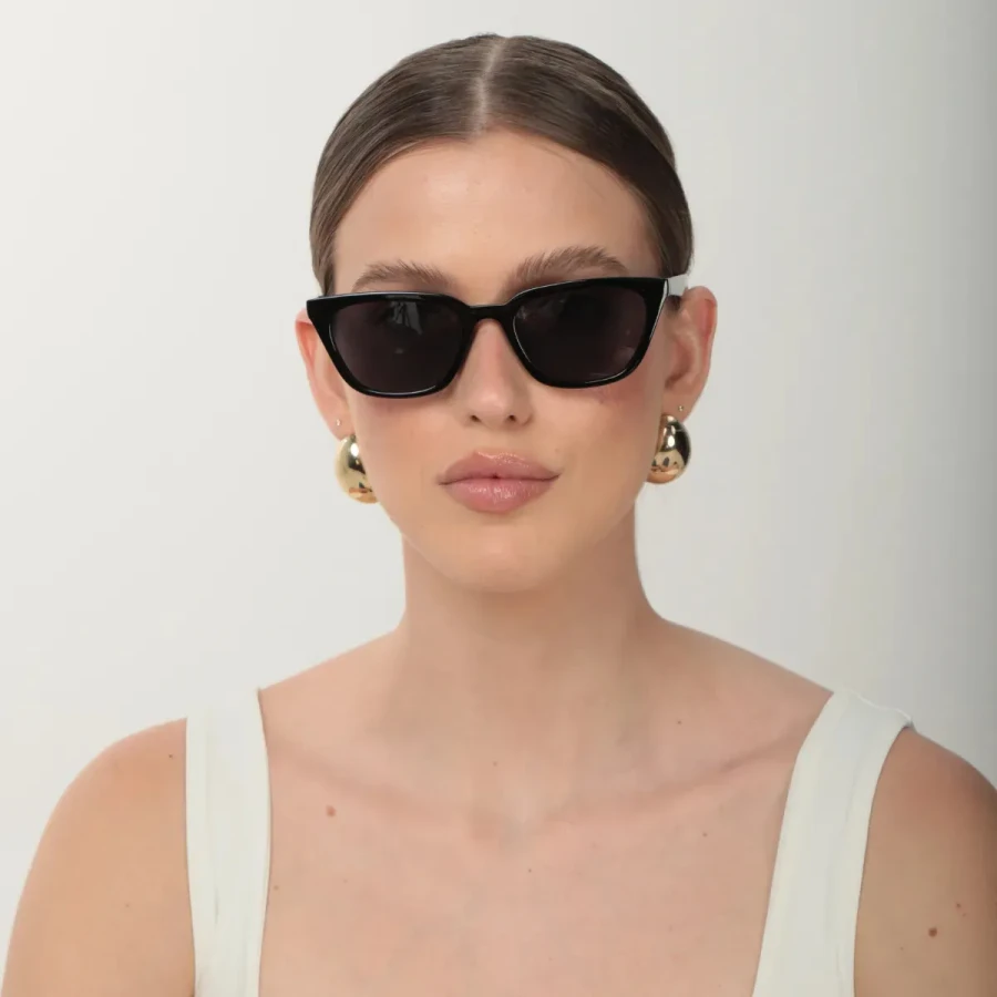 Foto original do anúncio da Loja Oficial ÓR Eyewear: modelo Stela preto, mostrado em rosto e armação escura.