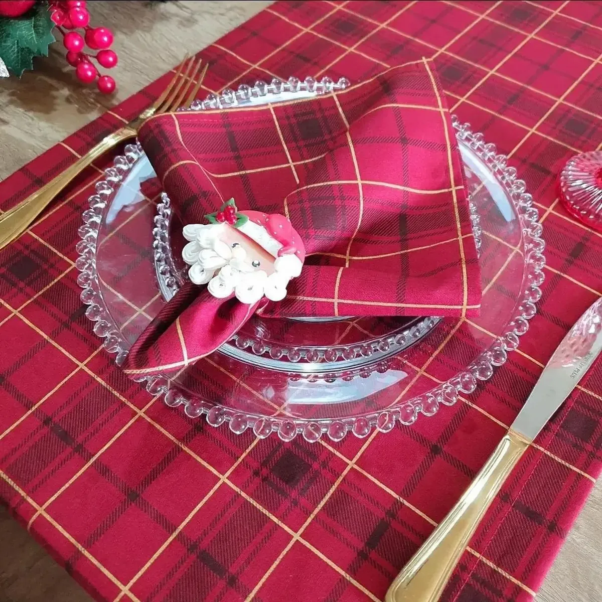 Caminho de mesa natalino xadrez vermelho e dourado, com 1,80 m de comprimento.