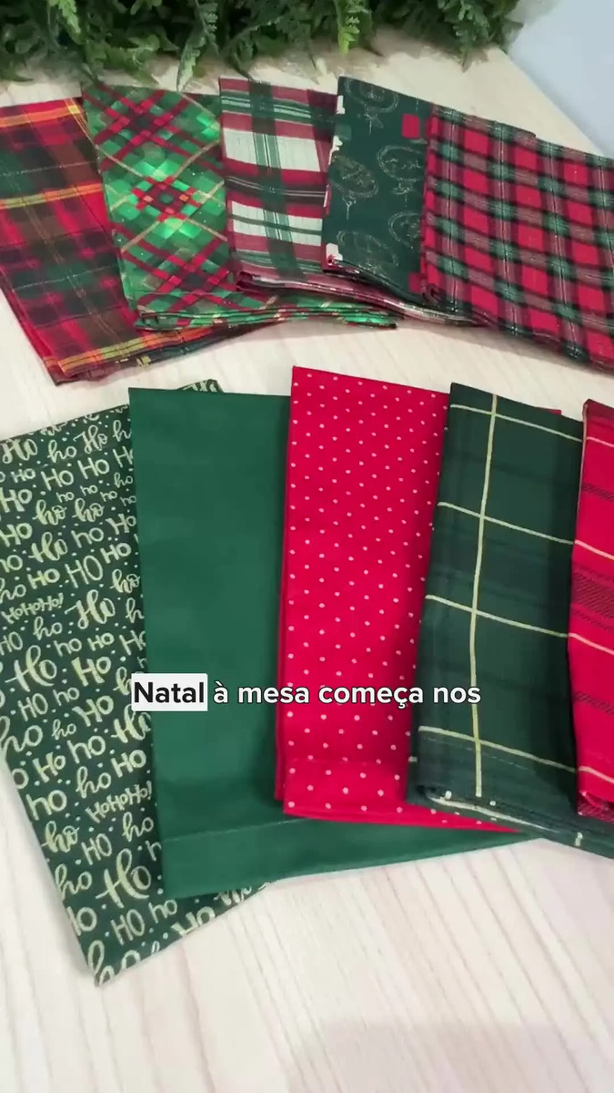 Kit com seis guardanapos de tecido xadrez verde com estampa natalina Ho Ho Ho.